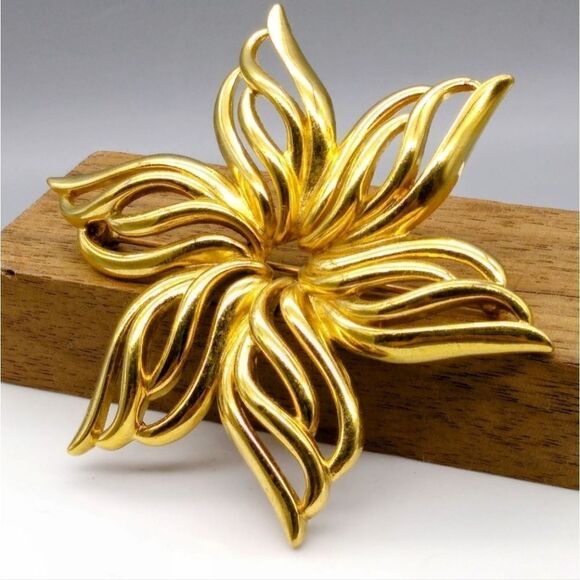 VINTAGE ESTATE SIGNED MONET GOLD TONE FLOWER 3" BROOCH EXCELLENT CONDITION - Picture 7 of 8